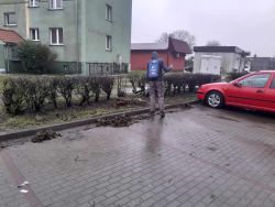 porządki gminne zamiatanie i sprzątanie parkingów przy drodze ul. G.Bema